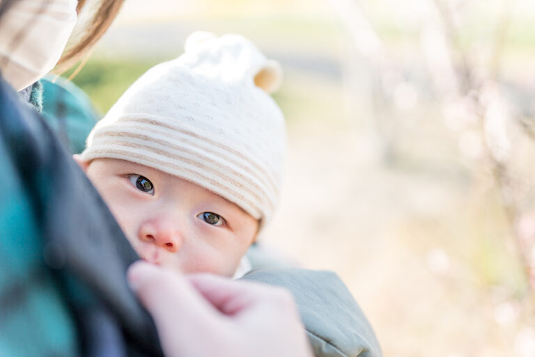 【小児科医監修】赤ちゃんとのお散歩は何ヶ月から？おすすめの時間帯や持ち物・注意点