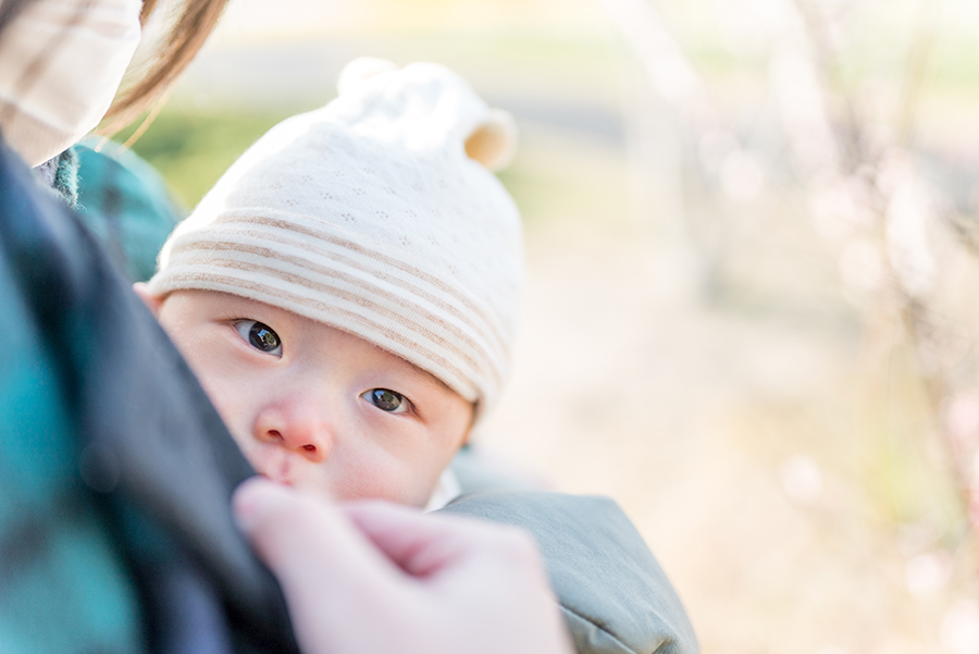 【小児科医監修】赤ちゃんとのお散歩は何か月から？おすすめの時間帯や持ち物・注意点