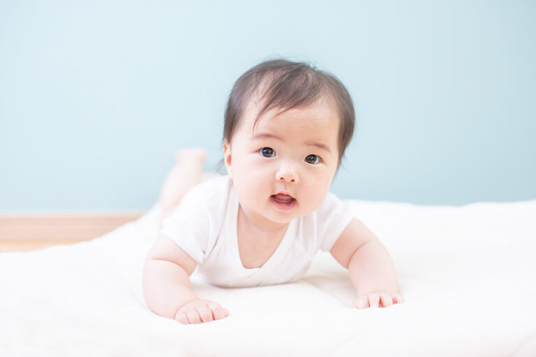 【小児科医監修】赤ちゃんが寝返りできるのはいつ？時期の目安やサポートする際のポイント