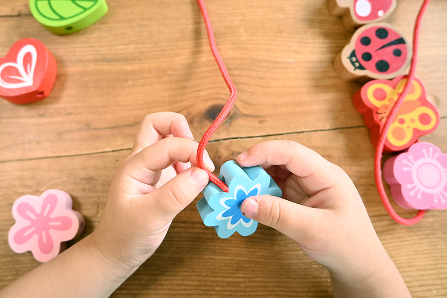紐通しのおもちゃで伸ばせる能力とは？適した年齢や遊び方も解説！