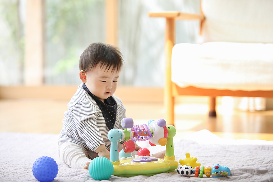 赤ちゃんのお座りはいつ頃できるようになる？おもちゃで練習する方法もご紹介