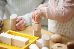 積み木は知育玩具になる？メリット・注意事項と選び方・遊び方