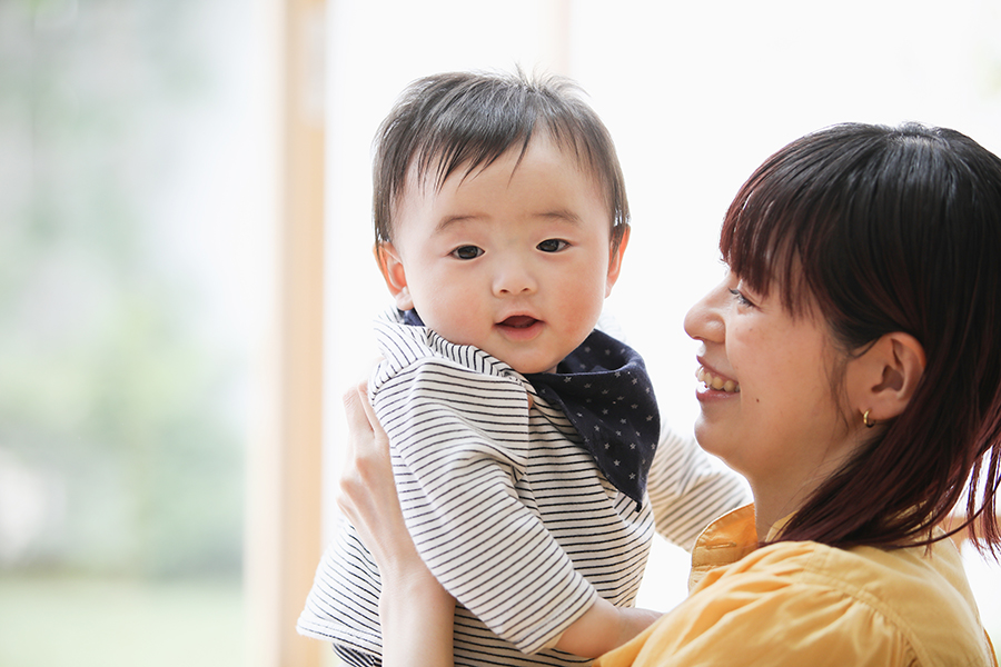 赤ちゃんのつかまり立ちはいつ？練習方法とおすすめのおもちゃ4選