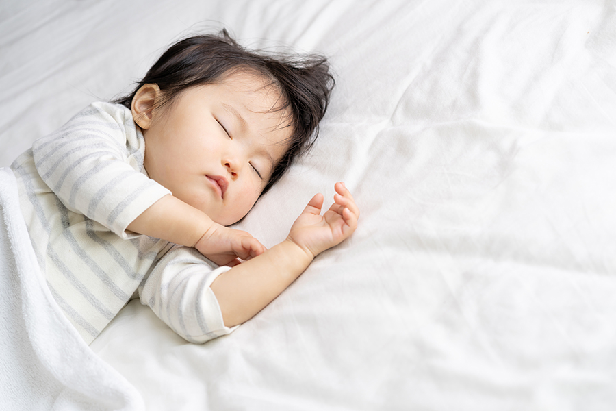赤ちゃんを上手に寝かしつける5つのポイント！月齢別に必要な睡眠時間も解説
