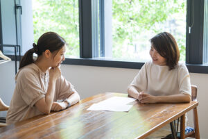 子育て相談室｜Case.2 なぜなぜ期の対応は？少し人見知りな4歳の娘について