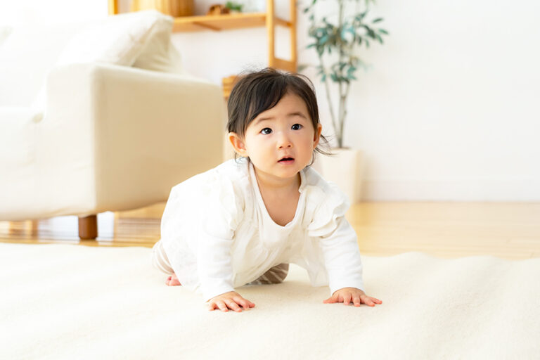 【小児科医監修】赤ちゃんがハイハイするのはいつから？時期の目安や前兆、練習方法を紹介