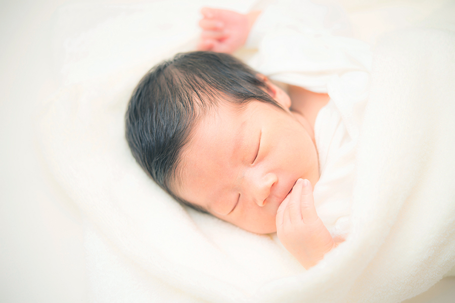 【小児科医監修】新生児が快適に過ごせる室温とは?季節別の目安と暑い・寒いのサイン