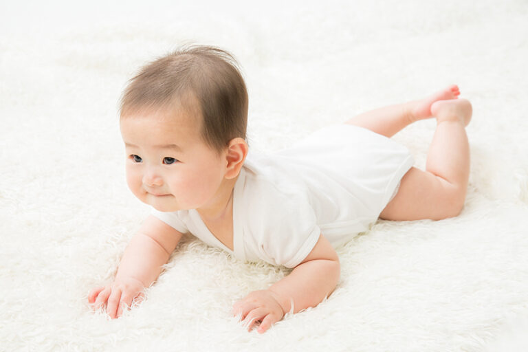 赤ちゃんがずりばいを始めるのはいつ？時期の目安や練習のポイント