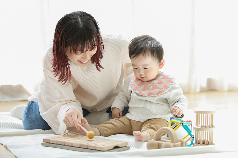 0歳の赤ちゃんと室内遊び18選！遊びのアイデアやおすすめの