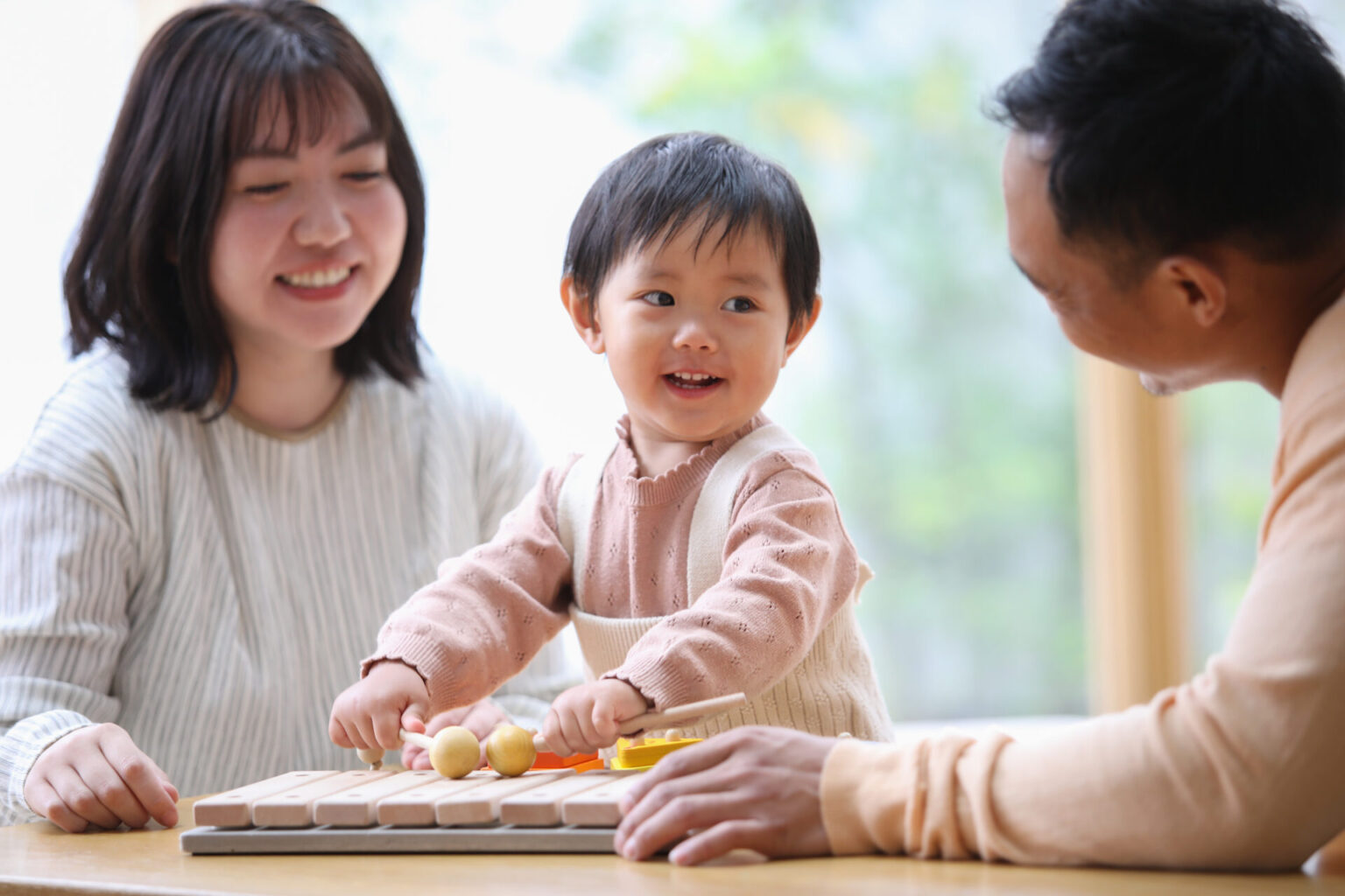 2歳の言葉の発達目安を完全解説!爆発期の前兆から遅れが気になるときの対処法まで【保育士監修】 | トイサブ︕タイムス | トイサブ!